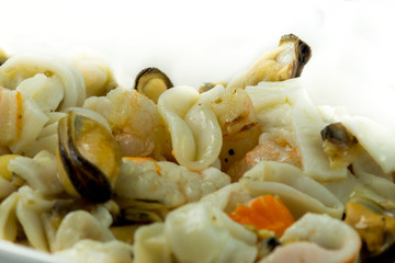 Insalata di mare in primo piano, frutti di mare, antipasto caldo di mare. Pesce fresco come antipasto