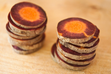 rondelles de carottes violettes sur planche à découper en bois