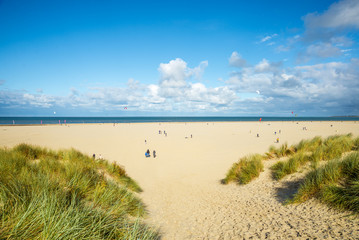 Nordsee Holland mit Strand und Wolken und Dünen
