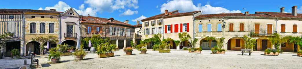Fototapeta na wymiar Royal square of Labastide d Armagnac panorama