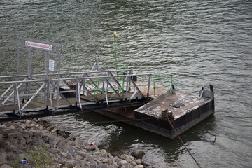 Fototapeta premium Fluss mit Anlegestelle