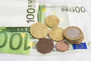 Billetes y monedas apilados de euro