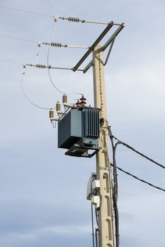 Peque&ntilde;o transformador de corriente electrica para una localidad rural 