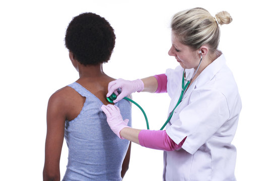 Lungenuntersuchung bei afrikanischer Patientin