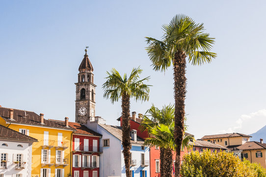 Ascona, Stadt, Altstadt, Altstadth&auml;user, Kirche, Kirchturm, santi pietro e paolo, See, Lago Maggiore, Herbst, Kastanienfest, Tessin, Schweiz