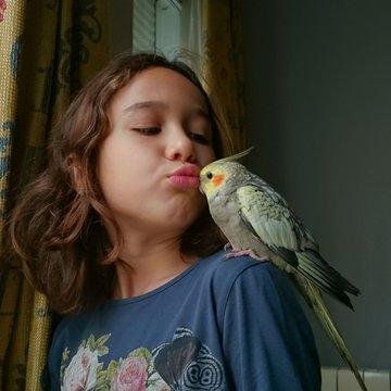 Ni&ntilde;a con ninfa en el hombro