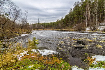 первый снег в лесу на берегу бурной реки, Россия, Урал 