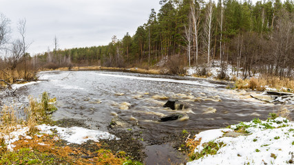 первый снег в лесу на берегу бурной реки, Россия, Урал  © 7ynp100