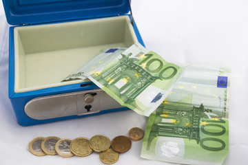 Billetes y monedas apilados de euro en una hucha - obrazy, fototapety, plakaty