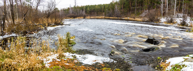 первый снег в лесу на берегу бурной реки, Россия, Урал  © 7ynp100