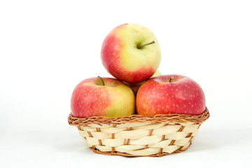Fototapeta na wymiar Красно-зеленые яблоки в корзинке на белом фоне