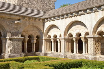 Fototapeta premium Un cloître à Vaison la Romaine