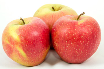 Красно-зеленые яблоки в корзинке на белом фоне