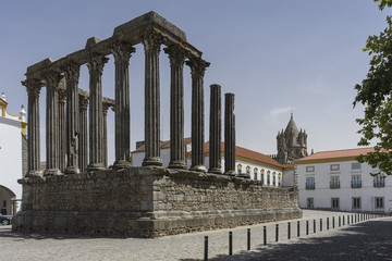 Paseando por las calles de la ciudad monumental de Évora en Portugal