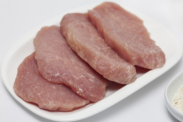 Rebanadas de lomo de cerdo crudo