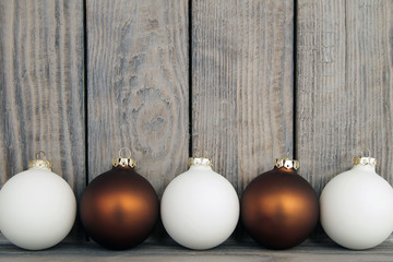 braune und weiße Christbaumkugeln