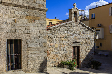 Fototapeta na wymiar Sardinië, Stadswandeling door het oude centrum van de havenstad Olbia