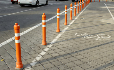 велосипедная дорожка и столбики