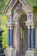 Säuleneingang altes Grabmahl