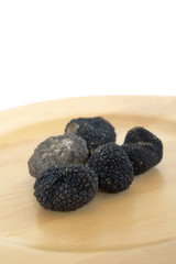 Burgundertrüffel auf Holzteller