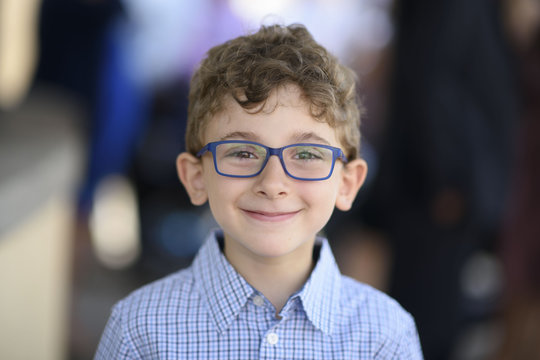 Bambino con occhiali