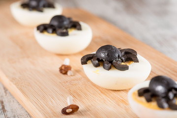 Halloween uova sode con ragni neri sul tagliere 