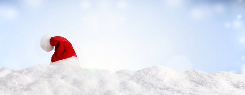 Weihnachtsmann versteckt sich hinter Schneewehe
