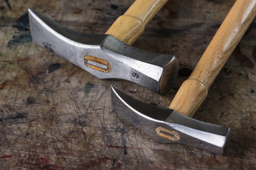 Obraz premium Leather goods craftsman's hammers on a dirty work bench