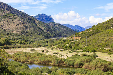 Fototapeta na wymiar Sardinië, bergen bij San Vito, Cagliari, op de voorgrond de Fiume Flumendosa rivier