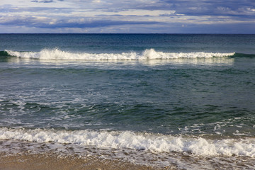 Sardinië, aanrollende golven