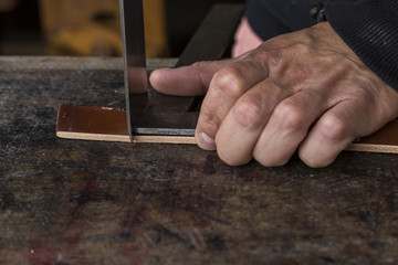 Process of making a leather belt with a low depth of field