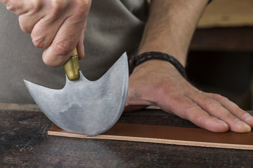 Process of making a leather belt with a low depth of field
