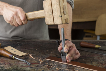 Process of making a leather belt with a low depth of field