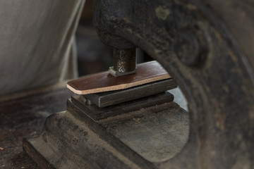 Process of making a leather belt with a low depth of field, embossing