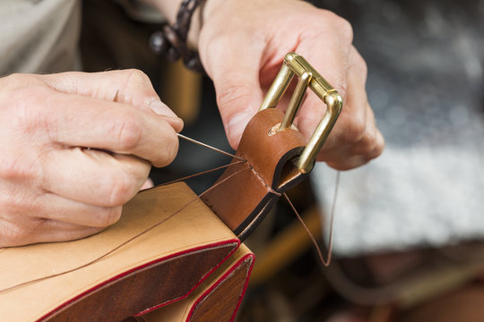 Process of making a leather belt with a low depth of field