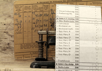 analoge Lohnstreifen und Arbeitslosenmeldekarte 