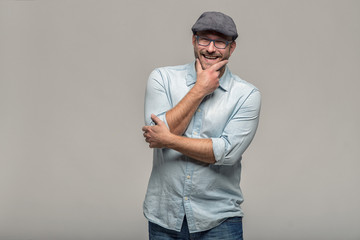 Freundlicher attraktiver Mann mit Brille
