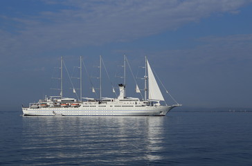 voilier de croisi&egrave;re en escale