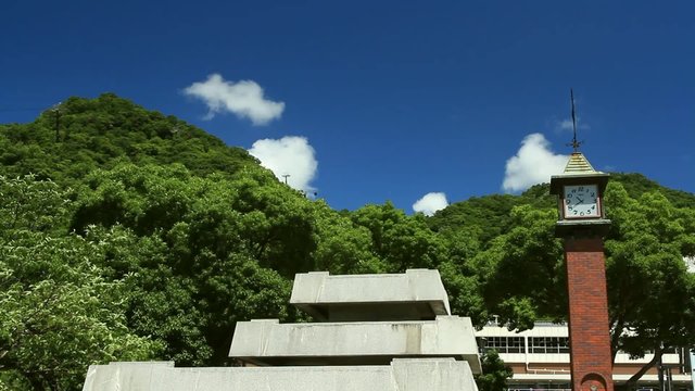 時計台と流れる白い雲