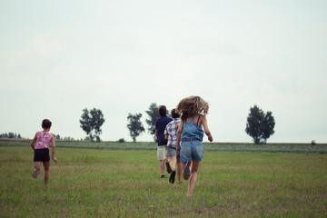 Obraz premium children playing in a field