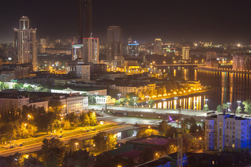 Fototapeta na wymiar Night Ekaterinburg, view of the dam and Lenin Street