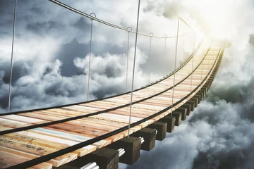 Gartenposter Holzbrücke in den Wolken geht ins Sonnenlicht, Konzept © Who is Danny