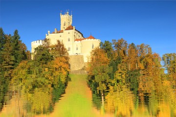 Obraz premium Reflection and of the castle Trakoscan autumn trees