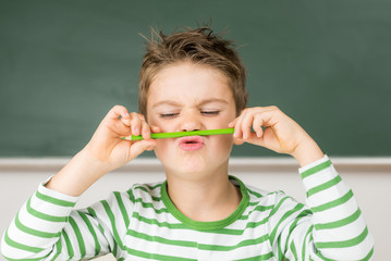 kind ist unkonzentriert um schulunterricht