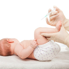 Obraz na płótnie Canvas Infant gets an injection