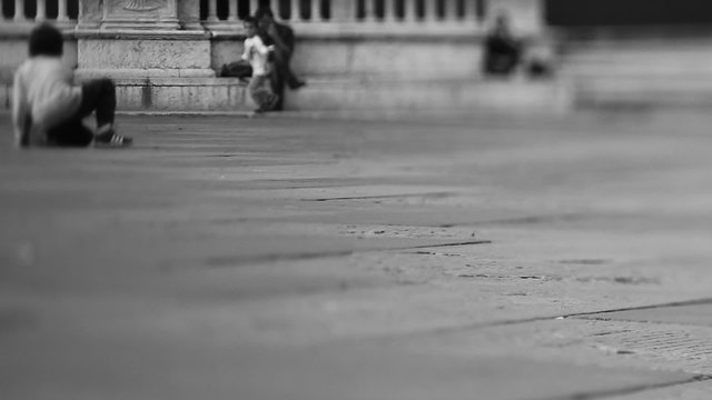 Passaggio di piedi nella piazza