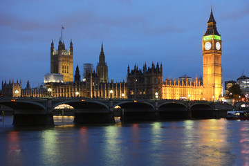 Fototapeta na wymiar Big Ben und Palace of Westminster in London bei Nacht