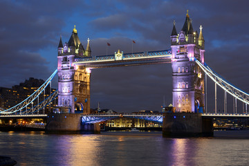 Tower Bridge in London bei Nacht