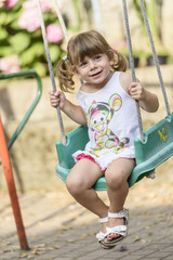 Bimba in altalena