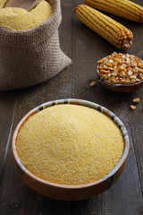 farina di mais su sfondo rustico